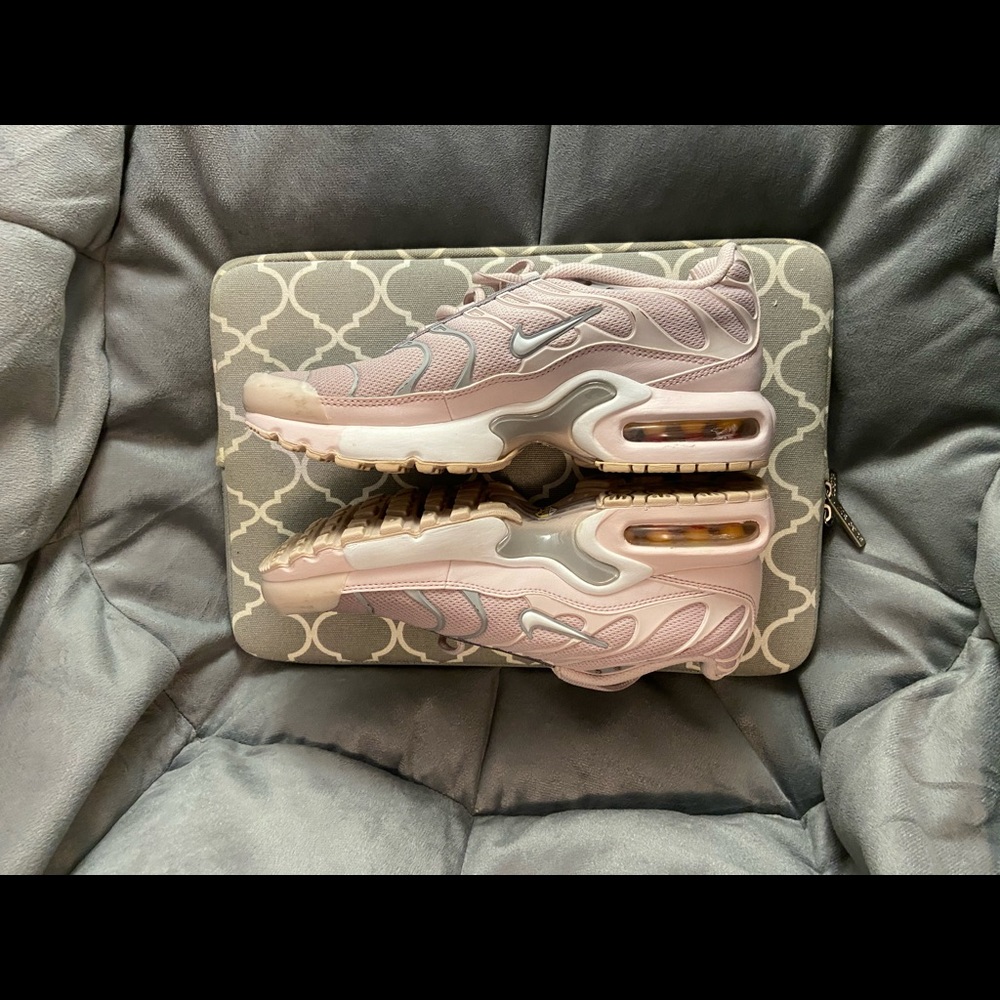 Nike Air Max Plus GS ‘Barely Rose’ (sz 6Y) - Picture 2 of 15